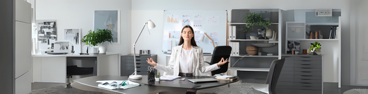 ¿Sabías que al meditar en tu lugar de trabajo puede mejorar tu rendimiento laboral?